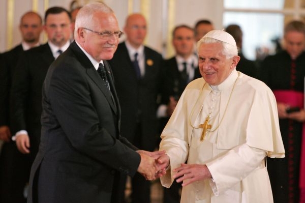 Svatý otec s prezidentem Klausem ve Španělském sále. Svatý otec s prezidentem Klausem ve Španělském sále.