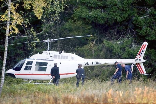 Policie ohledává místo, kde našla helikoptéru pachatelů. Policie ohledává místo, kde našla helikoptéru pachatelů.