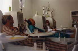 Dialýza pacientům pomáhá, často ale nakonec musí na transplantaci.