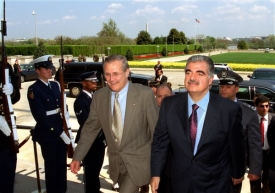 Zavražděn&yacute; premi&eacute;r Raf&iacute;k Har&iacute;r&iacute; s americk&yacute;m ministrem Rumsfeldem, 2002