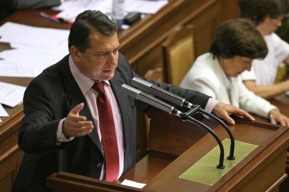 Jiří Paroubek hovoří ve sněmovně.