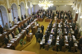 Poslanecká sněmovna chce změny v ústavě.