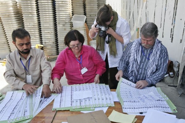 Komise pro volební stížnosti kontroluje volební lístky. Komise pro volební stížnosti kontroluje volební lístky.