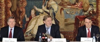 Peter Galbraith (P) a Richard Holbrooke (L), diplomatick&aacute; esa v K&aacute;bulu