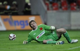 Gólman Slavie Martin Vaniak inkasuje jeden z pěti gólů.