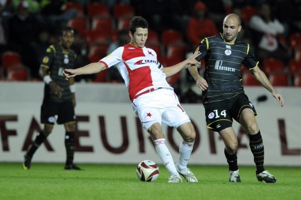 Slávista Marek Suchý (v červenobílém) a Vittek z Lille.