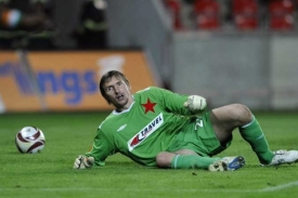 Gólman Slavie Martin Vaniak inkasuje jeden z pěti gólů.