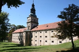 Barokní sýpka kláštěra v Plasicích. Barokní sýpka kláštěra v Plasicích.