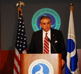 Ministr dopravy Ray LaHood zahajuje konferenci o nepozornosti řidičů.