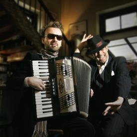 Dj Shantel mixuje balkánskou dechovku s tanečními rytmy.