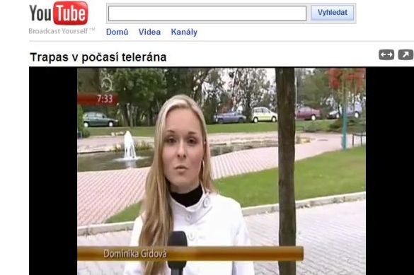 &quot;Dej mi pokoj!&quot; Moderátorka Dominika Gidová dělá reklamu seriálu.