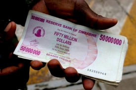 Zimbabwsk&aacute; inflace nut&iacute; lidi pracovat s opravdu vysok&yacute;mi č&iacute;sly.