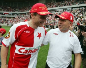 Vladim&iacute;r &Scaron;micer a Karel Jarol&iacute;m při oslav&aacute;ch triumfu Slavie v lize.