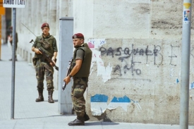 Policejní hlídka v ulicích Palerma.