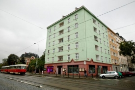 Jan Schwippel dostává na byt v Holešovicích 17 tisíc.