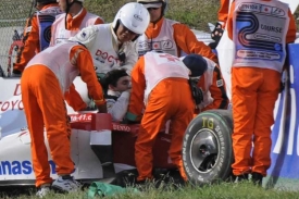 Timo Glock je po vážné nehodě vyprošťován z toyoty.