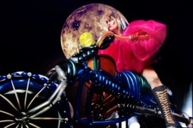 Peaches je egocentrick&aacute;, radik&aacute;ln&iacute; a dr&aacute;ždiv&aacute;.