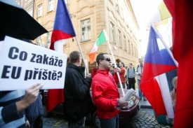 U irsk&eacute;ho velvyslanectv&iacute; se se&scaron;lo zhruba 150 lid&iacute;.