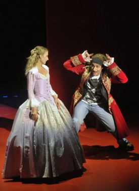 Mozart vynik&aacute; genialitou i kost&yacute;mem.