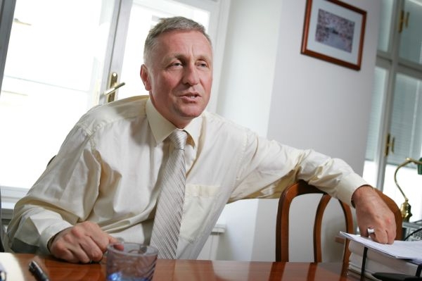 Mirek Topolánek hrozí odchodem části ministrů z úřednické vlády. Mirek Topolánek hrozí odchodem části ministrů z úřednické vlády.