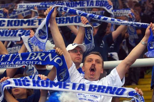 Fanoušci hokejistů Brna mohou slavit první výhru v extralize. Fanoušci hokejistů Brna mohou slavit první výhru v extralize.