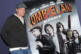 Woody Harrelson s plakátem svého nového filmu Země Zombie