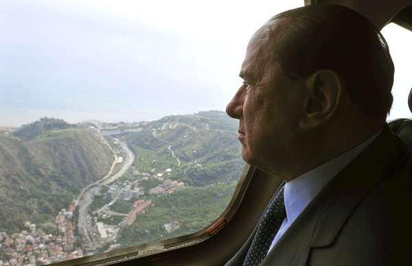 Premiér Berlusconi přilétá k místu neštěstí. Premiér Berlusconi přilétá k místu neštěstí.