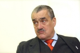Karel Schwarzenberg patř&iacute; dlouhodobě mezi obl&iacute;ben&eacute;.