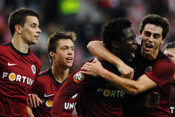 Radost fotbalistů Sparty z gólu v síti Slavie. Víc branek nepadlo. Radost fotbalistů Sparty z gólu v síti Slavie. Víc branek nepadlo.