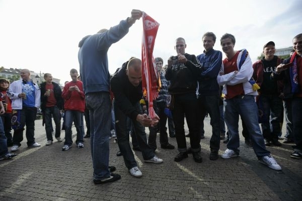 Sparťanští fanoušci zapalují před utkáním šálu Slavie. Sparťanští fanoušci zapalují před utkáním šálu Slavie.