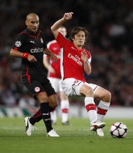 Tom&aacute;&scaron; Rosick&yacute; v dresu lond&yacute;nsk&eacute;ho Arsenalu.