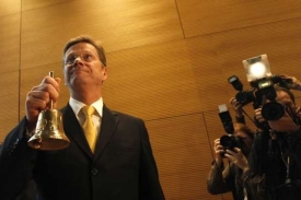 Westerwelle způsob&iacute; kancl&eacute;řce Merkelov&eacute; je&scaron;tě nejednu vr&aacute;sku.