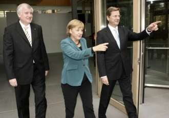 Nov&aacute; vl&aacute;dn&iacute; trojka. Zleva &scaron;&eacute;fov&eacute; CSU, CDU a FDP.