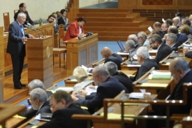 Eduard Janota předkládá svůj návrh Senátu.