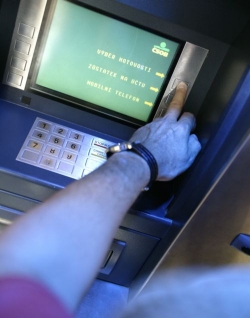 Z ukraden&eacute; kreditn&iacute; karty si Minks vybral 1 500 korun.