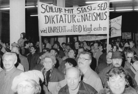 NDR se hroutí. Protesty proti Sasi u její centrály v Berlíně (1989).