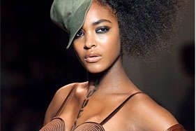 Těhotná modelka Jourdan Dunnová na přehlídce Gaultiera. Těhotná modelka Jourdan Dunnová na přehlídce Gaultiera.