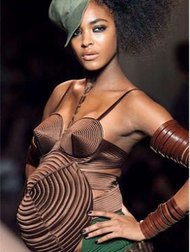 Těhotn&aacute; modelka Jourdan Dunnov&aacute; a extravagantn&iacute; model od Gaultiera.