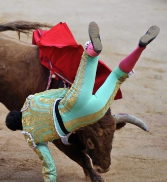 Matador El Cid ve vzduchu vpředvečer tragedie. Pamplona, 9. července.