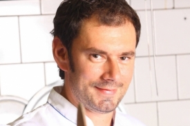 V nov&eacute;m kulin&aacute;řsk&eacute;m pořadu na Primě vař&iacute; Emanuel Ridi.