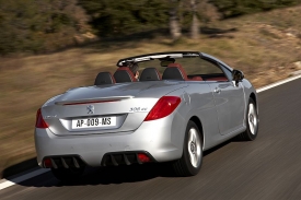 Falešný difuzor je zbytečný. Tenhle peugeot raději jezdí pomalu.