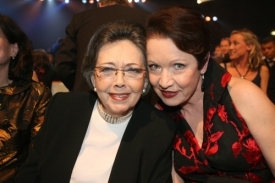 Jiřina Jir&aacute;skov&aacute; s hereckou kolegyn&iacute; Hanou Maciuchovou.