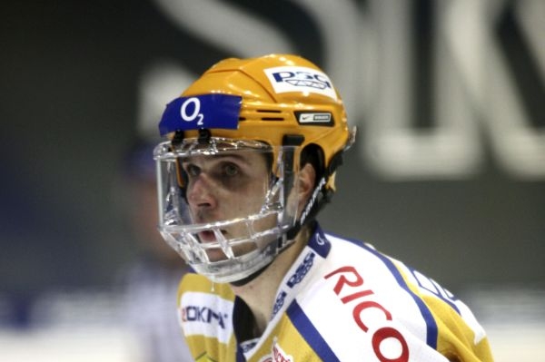 Jaroslav Balaštík s krytem, který chrání jeho pochroumaný obličej.
