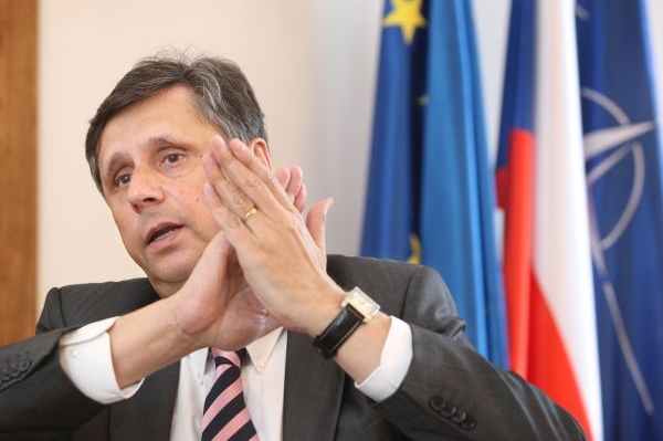 Fischerův odlet zpozdila závada letadla. Fischerův odlet zpozdila závada letadla.