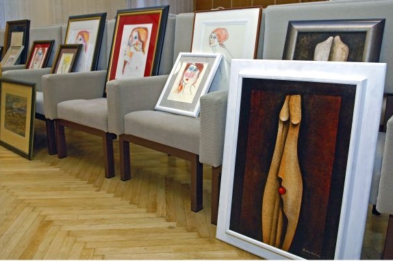 Mužům se podařilo na trh dostat asi 160 padělků výtvarných děl. Mužům se podařilo na trh dostat asi 160 padělků výtvarných děl.