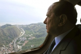 Italsk&yacute; premi&eacute;r Silvio Berlusconi se poohl&iacute;ž&iacute; po kupc&iacute;ch AC Mil&aacute;n.