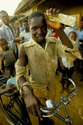 Mlad&yacute; Afričan s prezervativy. Uganda, 2006.