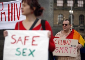 Z demonstrace proti postoji Vatik&aacute;nu ke kondomu. Praha, 28. z&aacute;ř&iacute;.