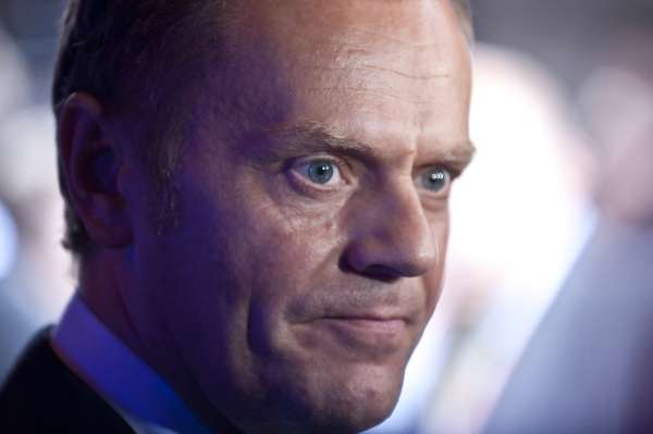 Premiér Tusk se zbavuje podezřelých ministrů. 