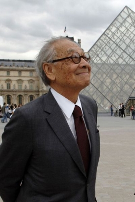 Ieoh Ming Pei navrhl skleněnou pyramidu v muzeu Louvre.
